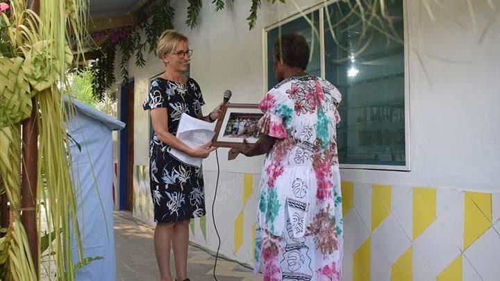 The extension of Malampa Handicraft Centre at Lakataro is now complete. Australian High Commissioner Jenny Da Rin attended the opening and presented a gift to the